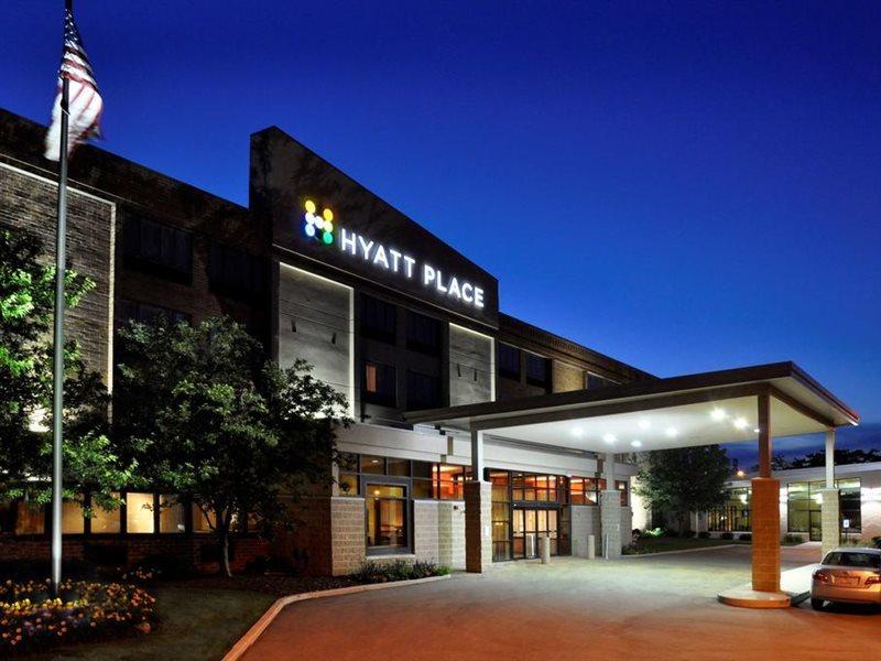 Comfort Suites Milwaukee West Buitenkant foto