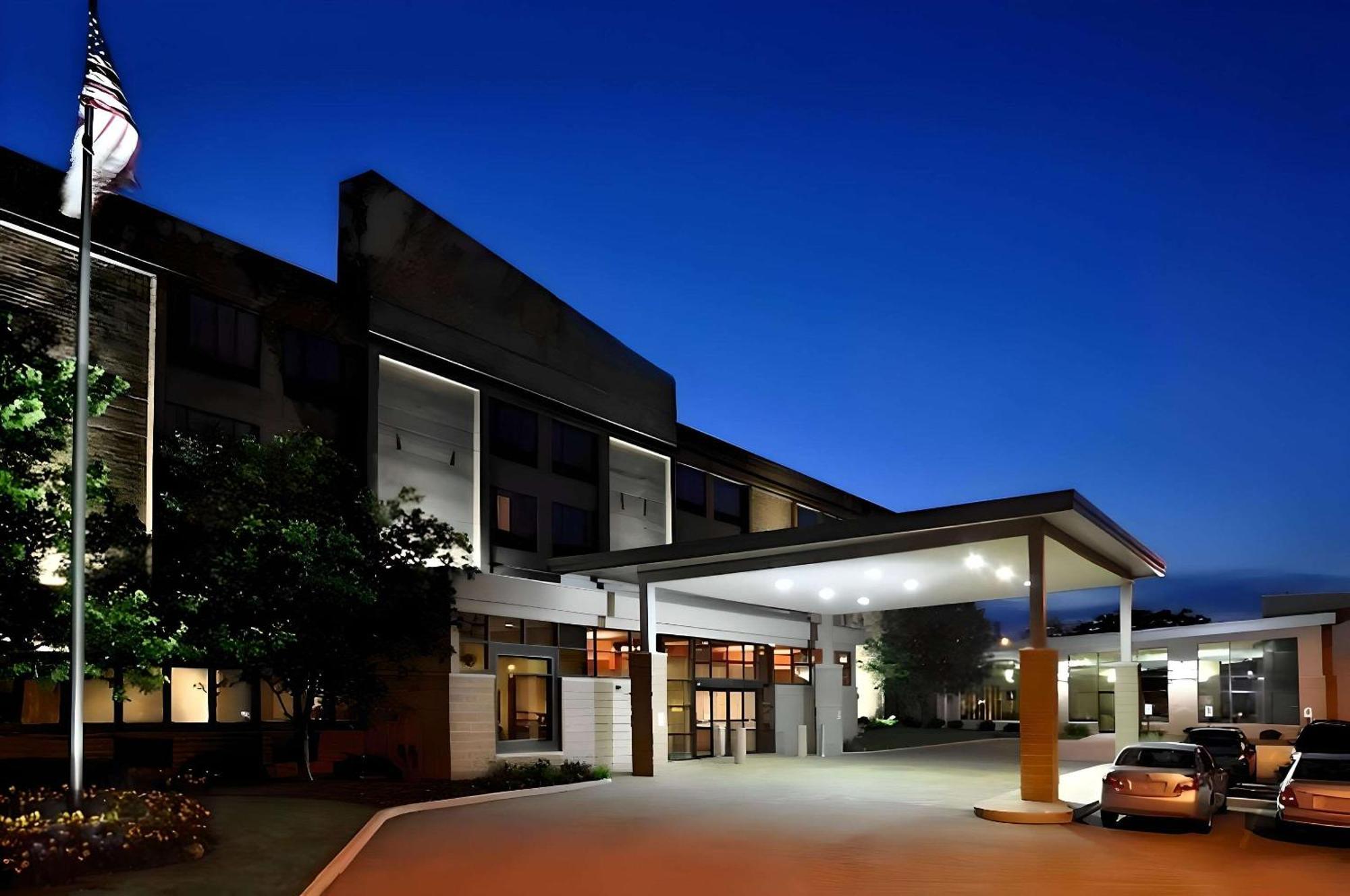 Comfort Suites Milwaukee West Buitenkant foto